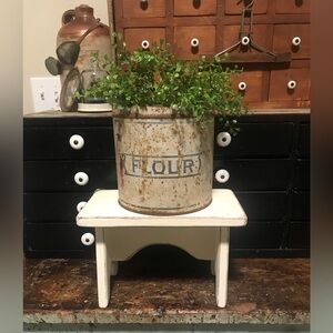 Adorable lil vintage creamy white farmhouse stool